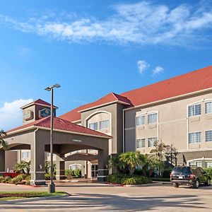 La Quinta Inn & Suites By Wyndham Mercedes Outlet Mall